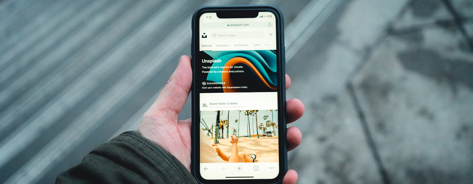 Persona usando un smartphone en un entorno cotidiano