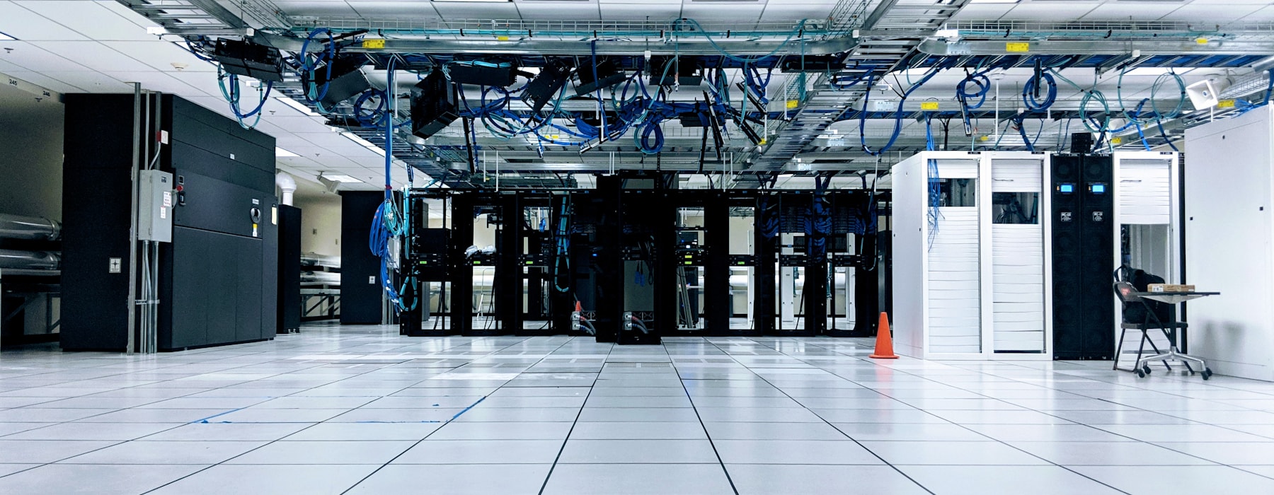 Sala real de servidores que representa la infraestructura de un sistema web